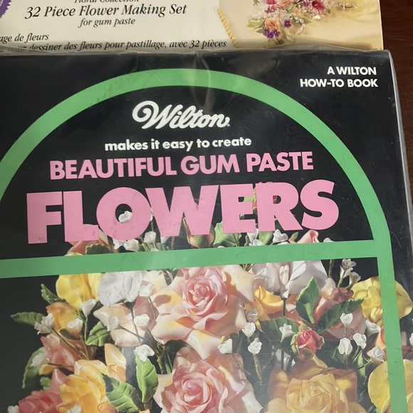 Sealed! Vintage 1997 Wilton Gum Paste Flower Kit - Picture 2 of 8